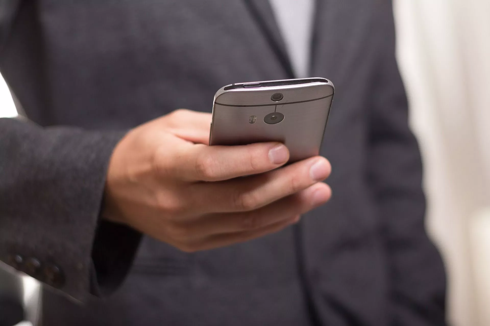 Telefon in der Hand